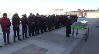 DİNİ NİKAHLI EŞİNİN ÖLDÜRDÜĞÜ MUTLU TOPRAĞA VERİLDİ