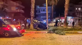 OTOMOBİLİN PALMİYELERE ÇARPTIĞI KAZA KAMERADA: 1 ÖLÜ, 1 YARALI