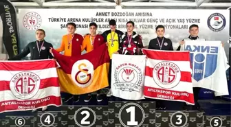 Yüzücüler Antalyaspor bayrağını kürsüye taşıdı