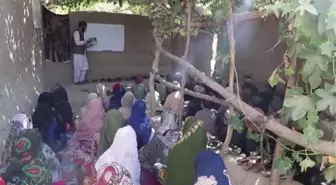 Afgan genç, ağaç altında gönüllü ders verdiği çocuklara kışın üşümemeleri için okul arıyor