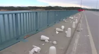 TRAFİK GÜVENLİĞİ İÇİN KÖPRÜYE YERLEŞTİRİLEN DUBALAR PARÇALANDI