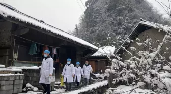 Çin'de Kırsal Kesimdeki Doktorlar Kovid ile Mücadele Kapsamında Aileleri Ziyaret Ediyor