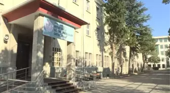 Görme engelli çocuklarının ödevlerine yardımcı olabilmek için Braille alfabesi öğreniyorlar (2)