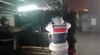 Meyve kasaları altında saklanan 23 göçmen böyle yakalandı