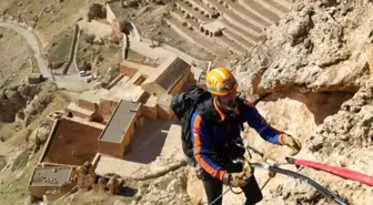 Nusaybin'de dağda mahsur kalan keçiler, AFAD ekiplerince kurtarıldı