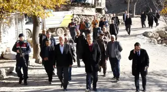 Vali Çuhadar, köyde yaşayan vatandaşların sorunlarını dinledi