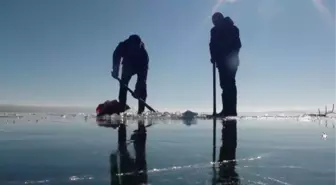 ÇILDIR GÖLÜ'NDE ESKİMO USULÜ BALIK AVI İÇİN AĞLAR SUYA BIRAKILDI