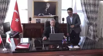 HATAY- HMKÜ Rektörü Prof. Dr. Veysel Eren, AA'nın 'Yılın Fotoğrafları'nı oyladı