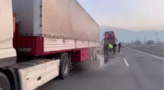 Seyir halindeki yabancı plakalı tır alev aldı