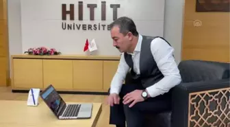 Hitit Üniversitesi Rektörü Öztürk, AA'nın 'Yılın Fotoğrafları' oylamasına katıldı