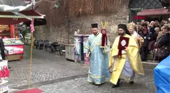 İSTANBUL-ORTAKÖY'DEKİ HAÇ ÇIKARMA TÖRENİNDE DENİZE ATLADI, BAŞINDAN YARALANDI