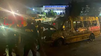 Sakarya'da hastane önünde minibüs alev topuna döndü