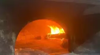 Refahiye'de kadınların taş fırında kışlık ekmek mesaisi