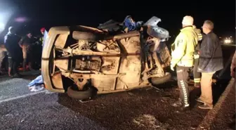 MANİSA'DA TIR OTOMOBİLE ÇARPTI; 2 ÖLÜ, 1 AĞIR YARALI