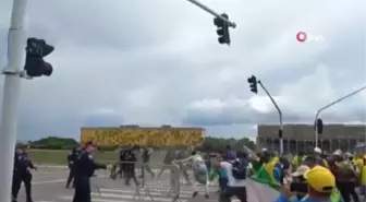 Brezilya'da Bolsonaro destekçileri Ulusal Kongre'yi bastıPolis, göstericilere göz yaşartıcı gazla müdahale etti