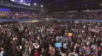 Cumhurbaşkanı Erdoğan, 'ÜniAK FEST' etkinliğinde sanatçı Cengiz Kurtoğlu'nun şarkısına eşlik etti