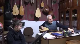 Emektar müzisyen 19 yıldır meraklılarına bağlama çalmayı öğretiyor