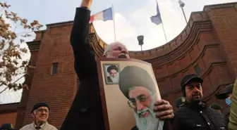 İran'da, Fransa'ya 'Hamaney karikatürlerine tepki' gösterisi