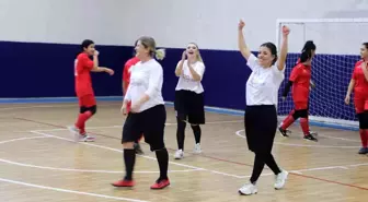 Kadın öğretmen ve öğrenciler bağımlılığa 'futbol' oynayarak dikkat çekti