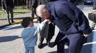 Cumhurbaşkanı Erdoğan, elini öpen minik Zayn'a elini öperek karşılık verdi