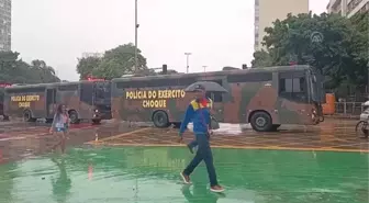 Rio de Janeiro'da askeri binalar önünde güvenlik önlemleri artırıldı