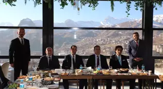 Vali Akbıyık gazetecilerle kahvaltıda bir araya geldi