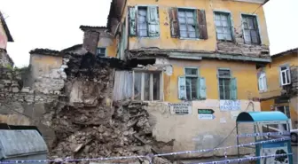 KUŞADASI'NDA İKİ KATLI TARİHİ EV DEPREMDE KISMEN YIKILDI
