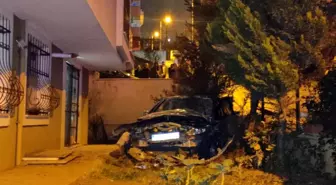 Servis aracıyla çarpışan otomobil, evin bahçesine uçtu: 2 yaralı