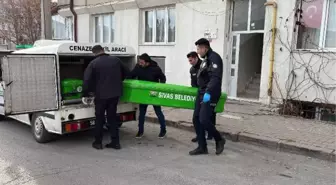 EVİNDE ÖLÜ BULUNDU; 7 ARKADAŞI GÖZALTINA ALINDI