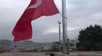 Silifke'de Türk bayrağı 40 metrelik direkte göndere çekildi