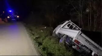 Su kanalına devrilen kamyonetin sürücüsü yaralandı