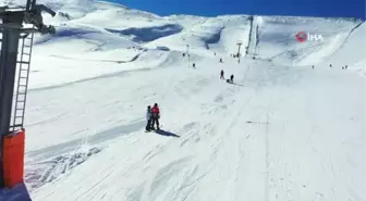 Teleferik beyaza büründü, kayak merkezinde kar kalınlığı 1 metreyi aştı