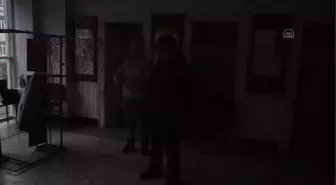 Ukrayna'da cephe hattını kamuflaj ağlarla ören kadınlar