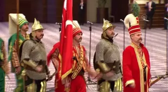 Cumhurbaşkanlığı Muhafız Alayı Tüfekli Gösteri Bölüğü nöbet değişimi gösterisi gerçekleştirildi