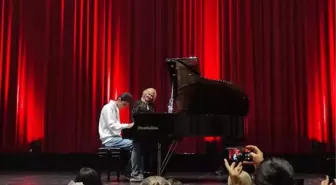 KURYE PİYANİST BU KEZ SAHNEDE ÇALDI