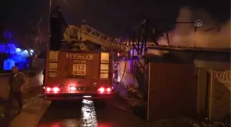 Depo olarak kullanılan binada çıkan yangın hasara neden oldu