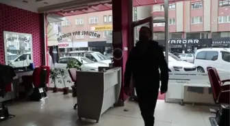 Kulübün berber başkanı şampiyonluk kupasını iş yerinde sergiliyor