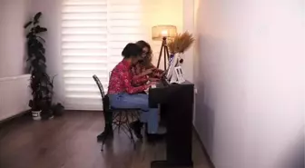 Tuncelili Elif, boş zamanlarını internet yerine piyano başında değerlendiriyor