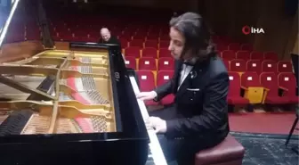 Görme engelli piyanist sahnede