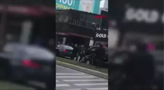 İSTANBUL-ATAŞEHİR'DE TRAFİKTE YUMRUKLU YOL VERME KAVGASI KAMERADA