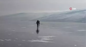 Balıkçılar eksi 20 derecede, Eskimo usulü balık avlıyor