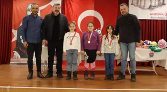 Bayramiç Belediyesi'nden Öğrencilere Karne Hediyesi