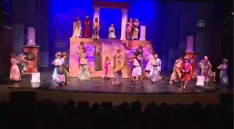 İzmir Devlet Tiyatrosu 'Lysistrata'yı sahneye koyacak