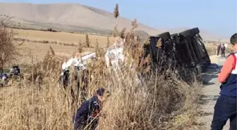 Konya'da balya yüklü kamyon devrildi: 1 ölü, 1 yaralı