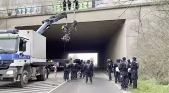 LÜTZERATH - Almanya'da 'linyit köyü' bölgesinde engelli çevreciler eylem yaptı