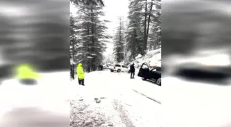 Mersin Büyükşehir Ekipleri, Yolda Kalan 6 Araç ve 1 Ambulansı Kurtardı