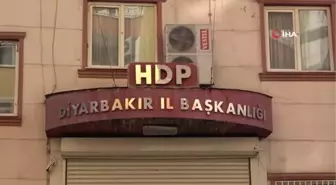 Terör mağduru ailelerin HDP il binası önündeki umutlu bekleyişi sürüyor
