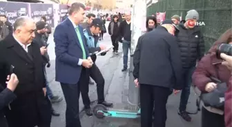 Kadıköy Belediyesi kaldırımdaki scooterları topladı