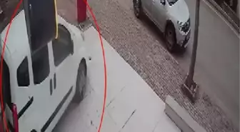 Hafif ticari araç, iş yerine çarptı; kaza kamerada