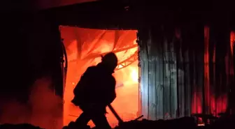 Seydikemer'de mobilya atölyesi alevlere teslim oldu